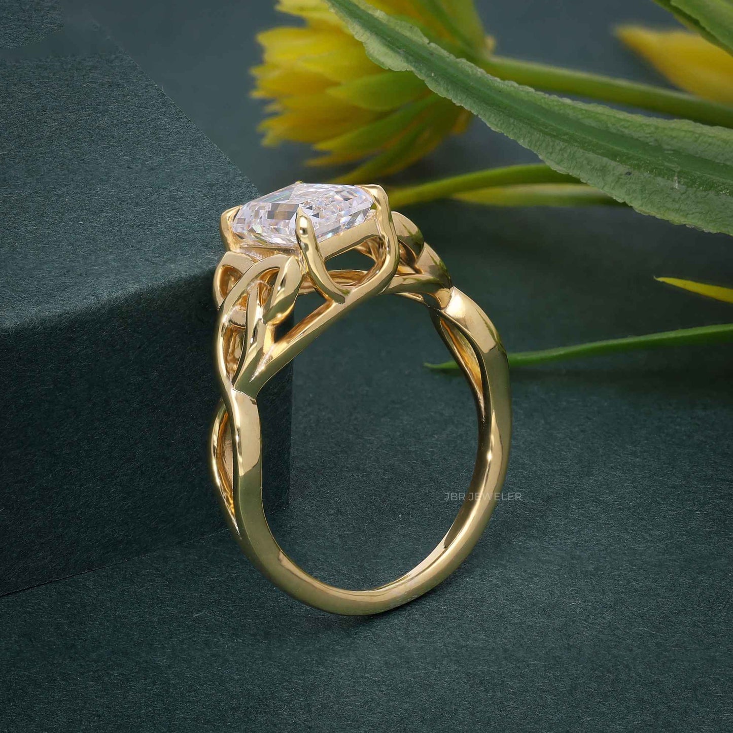 Bague de fiançailles en diamants cultivés en laboratoire d'émeraude celtique entrelacée