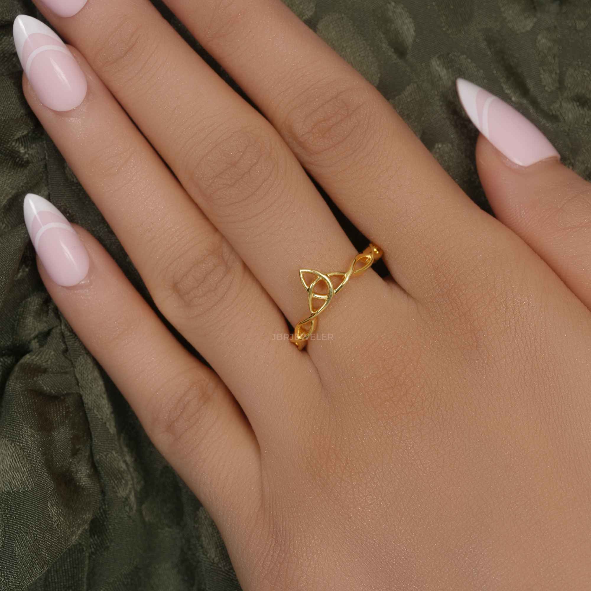 Celtic knot Plain Gold Irish wedding band - JBR Jeweler