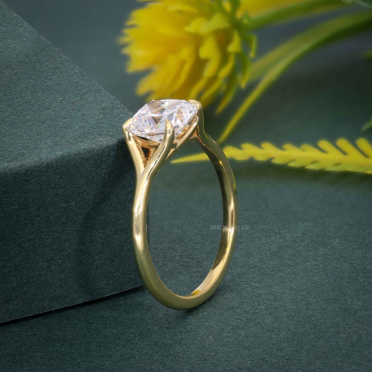 Bague de fiançailles avec diamants cultivés en laboratoire et coussin solitaire révélé