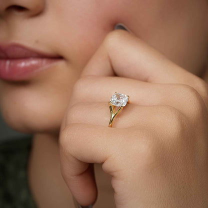 Bague de fiançailles avec diamants cultivés en laboratoire et coussin solitaire révélé