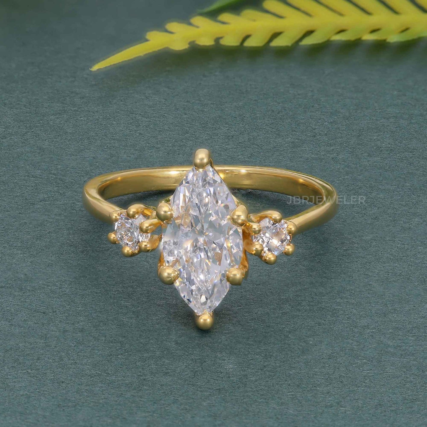 Bague de fiançailles classique à trois pierres taille marquise cultivée en laboratoire