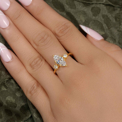 Bague de fiançailles classique en moissanite taille marquise à trois pierres