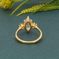 Bague de fiançailles classique à trois pierres taille marquise cultivée en laboratoire