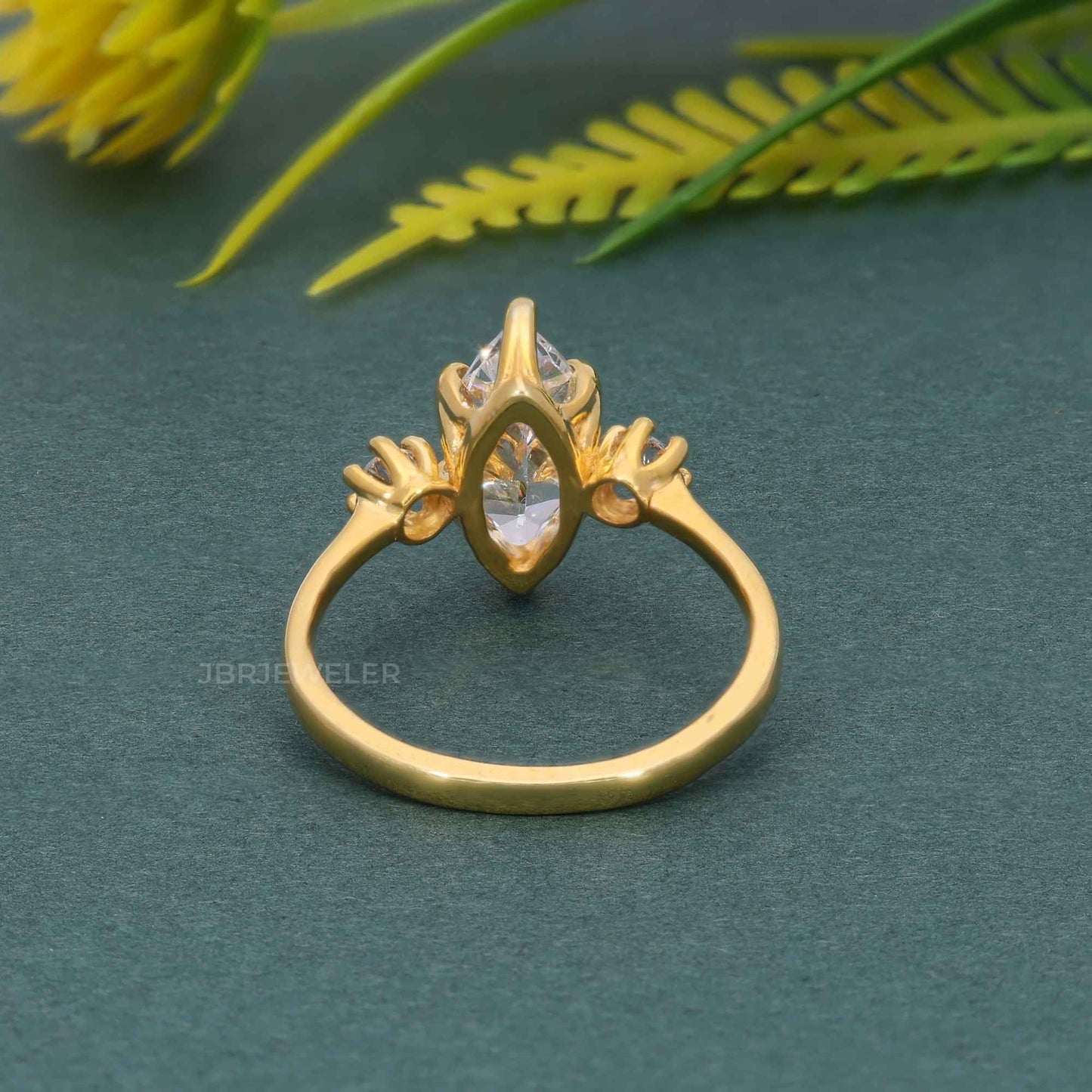 Bague de fiançailles classique en moissanite taille marquise à trois pierres