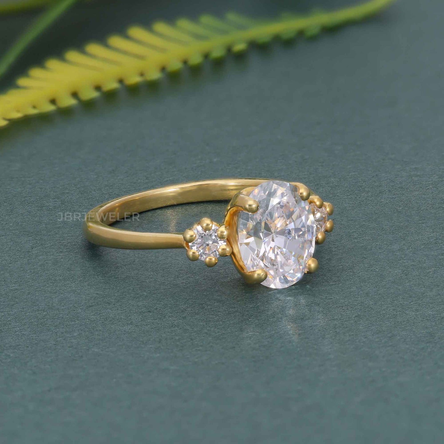 Bague de fiançailles moissanite classique à trois pierres de coupe ovale