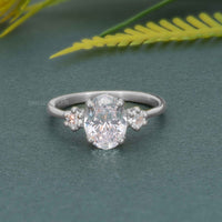 Bague de fiançailles moissanite classique à trois pierres de coupe ovale