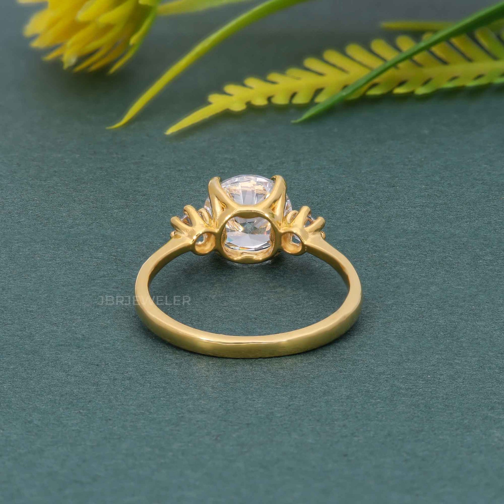 Bague de fiançailles classique à trois pierres rondes cultivées en laboratoire