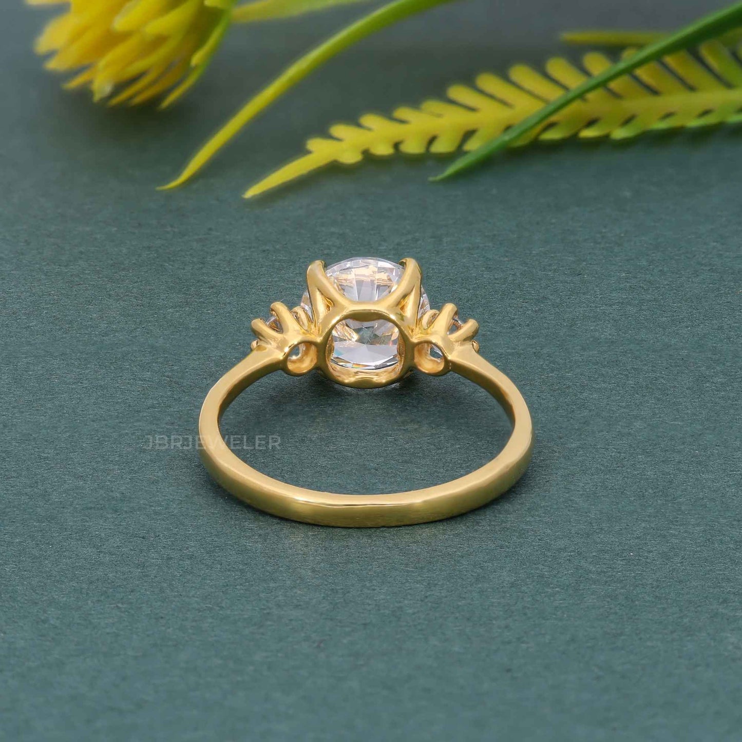 Bague de fiançailles moissanite classique à trois pierres de taille ronde