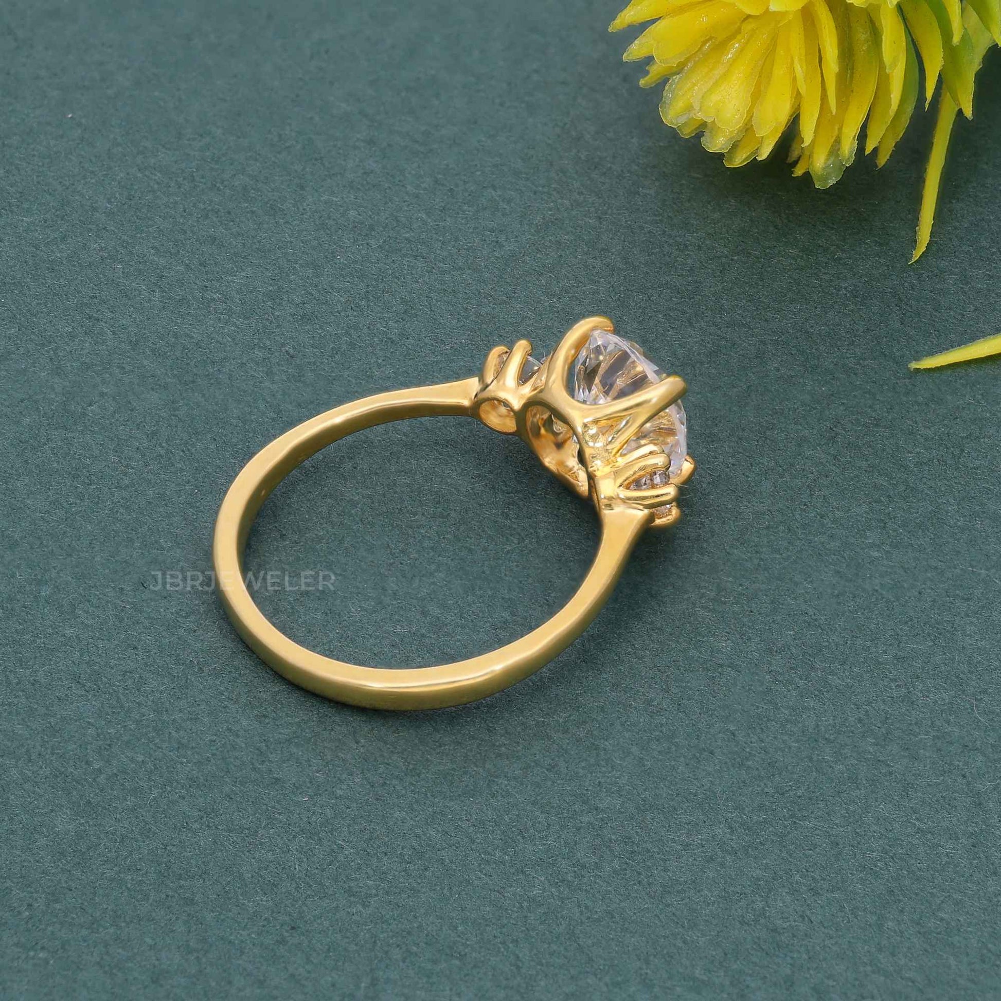 Bague de fiançailles classique à trois pierres rondes cultivées en laboratoire