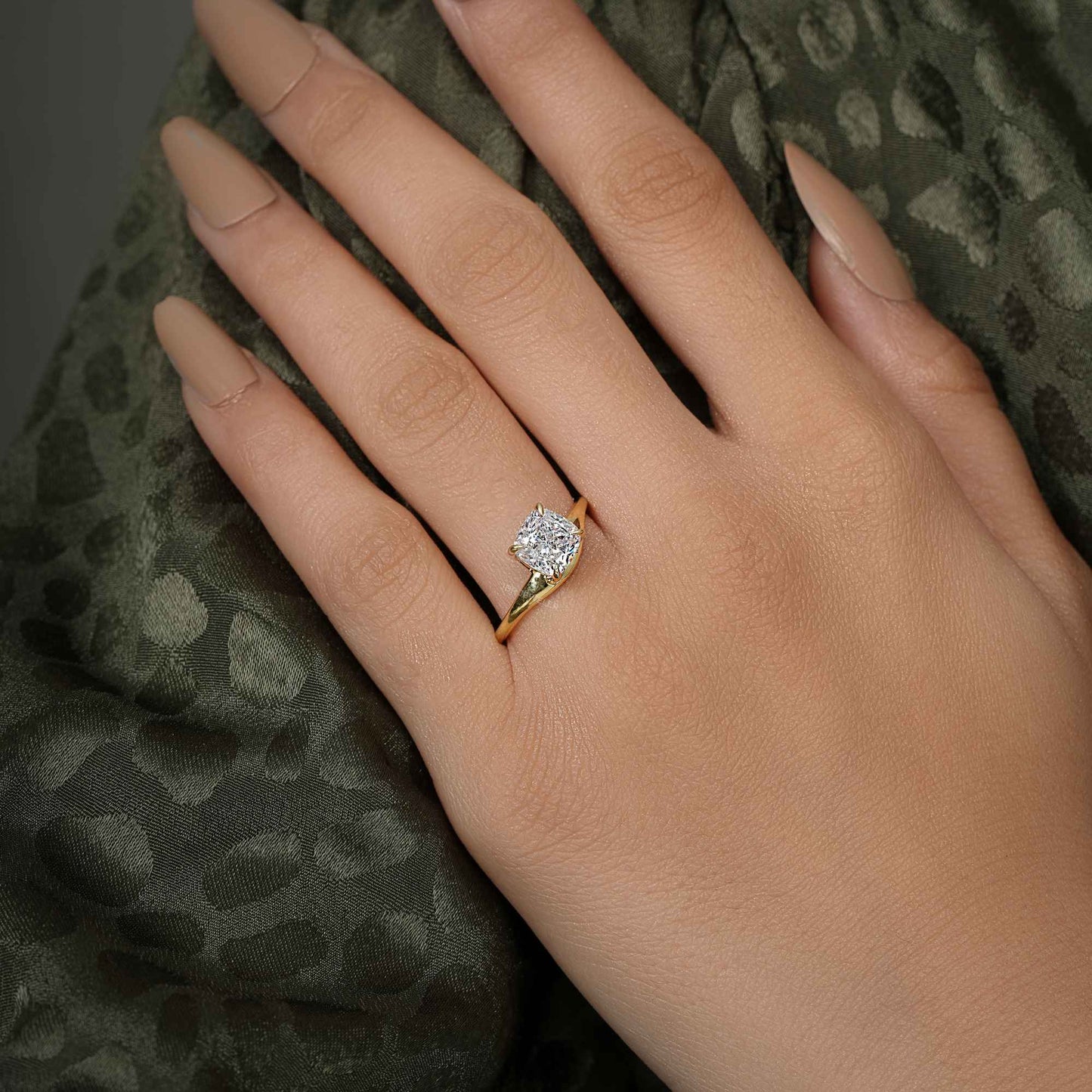 Bague de fiançailles moissanite taille coussin incurvée