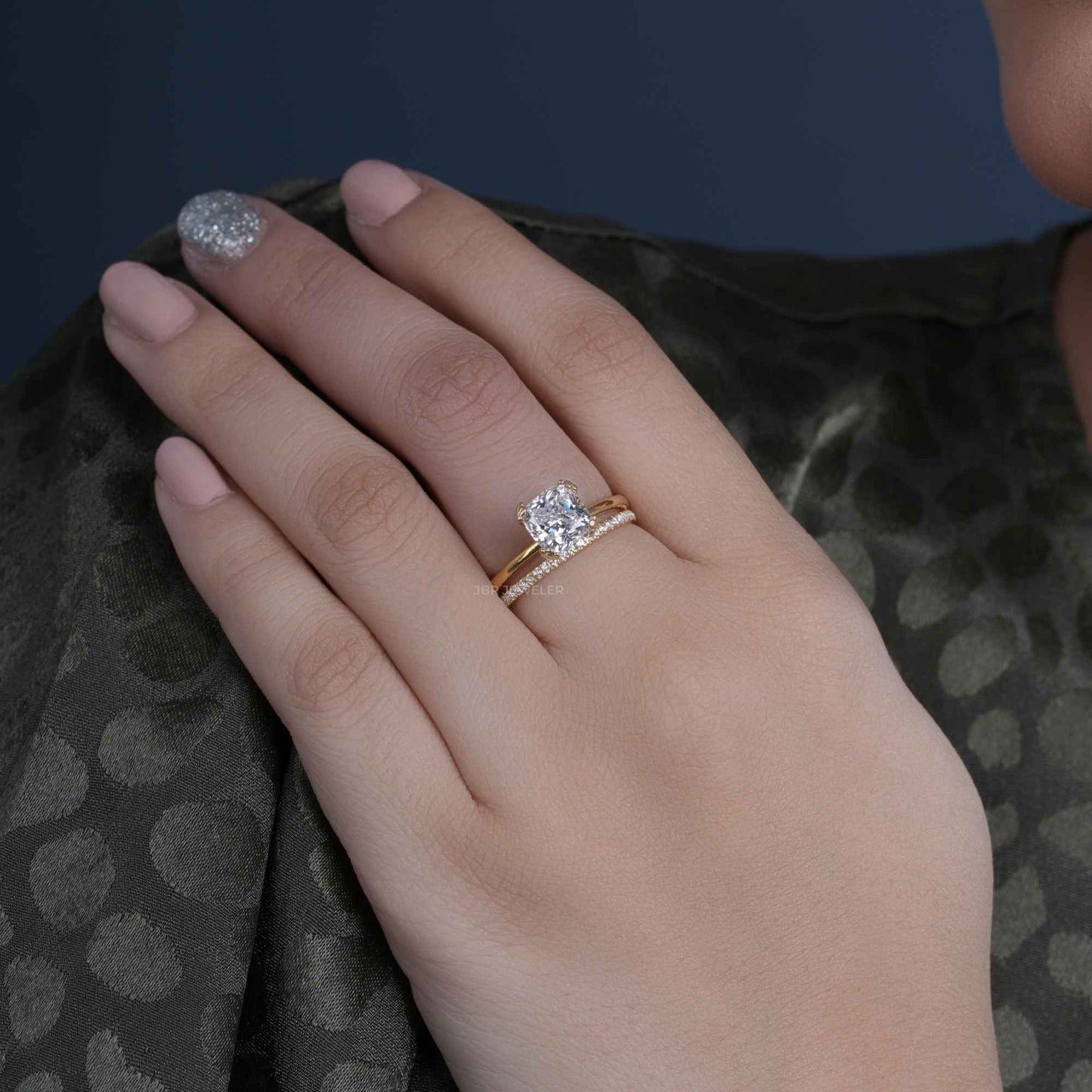 Ensembles de bagues de mariage en diamant cultivé en laboratoire solitaire taille coussin avec bande d'éternité