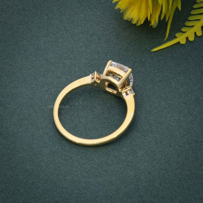 Bague de fiançailles moissanite taille coussin à trois pierres