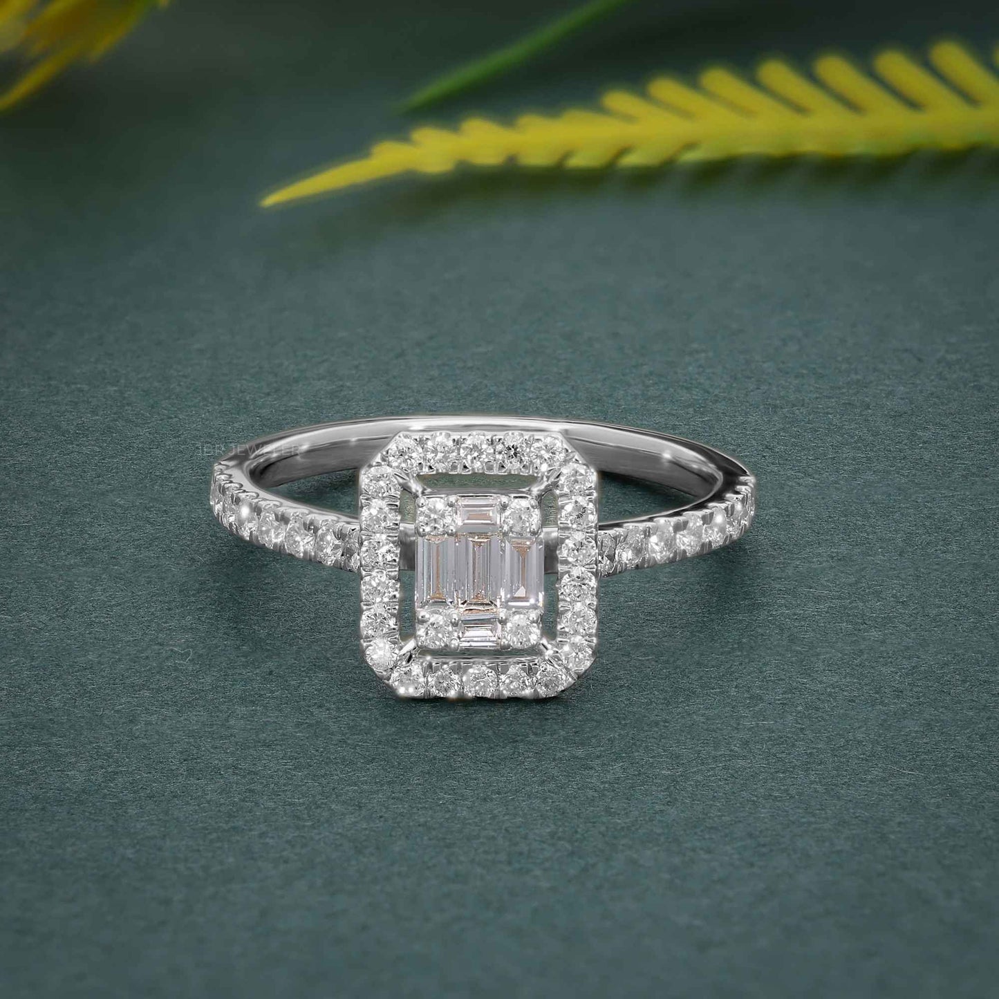 Bague de fiançailles diamant Halo Emerald Moissanite avec pierres latérales