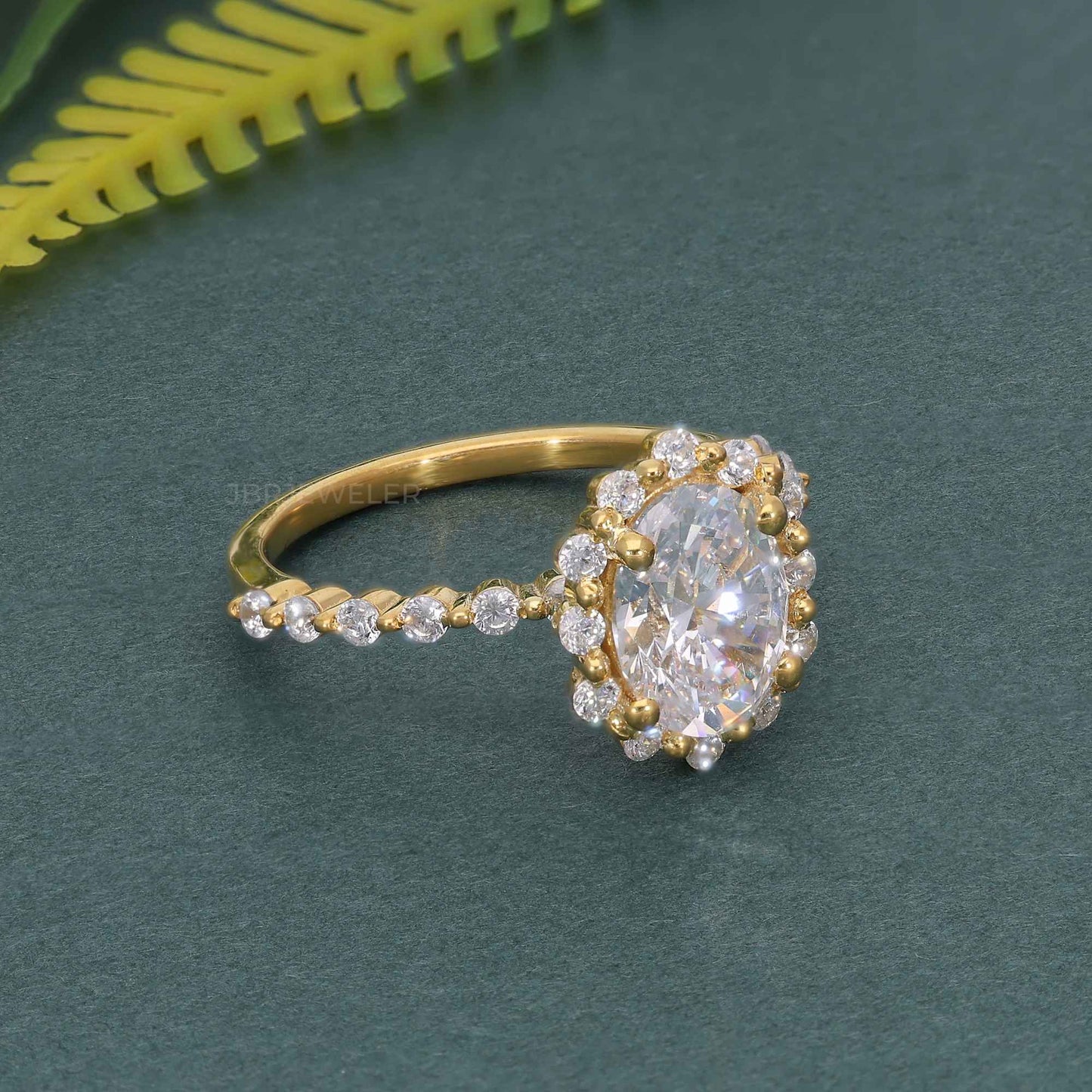 Bague halo de diamants ovales à griffes partagées flottantes cultivées en laboratoire