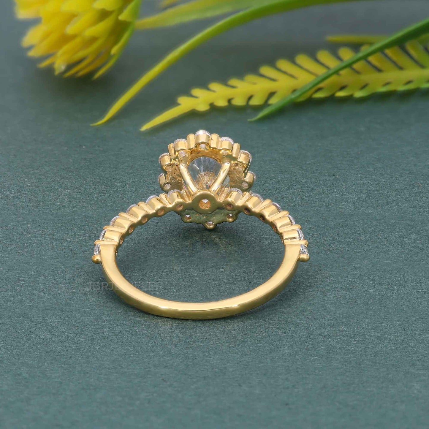 Schwebender ovaler Halo-Ring mit geteilten Krappen und im Labor gezüchteten Diamanten