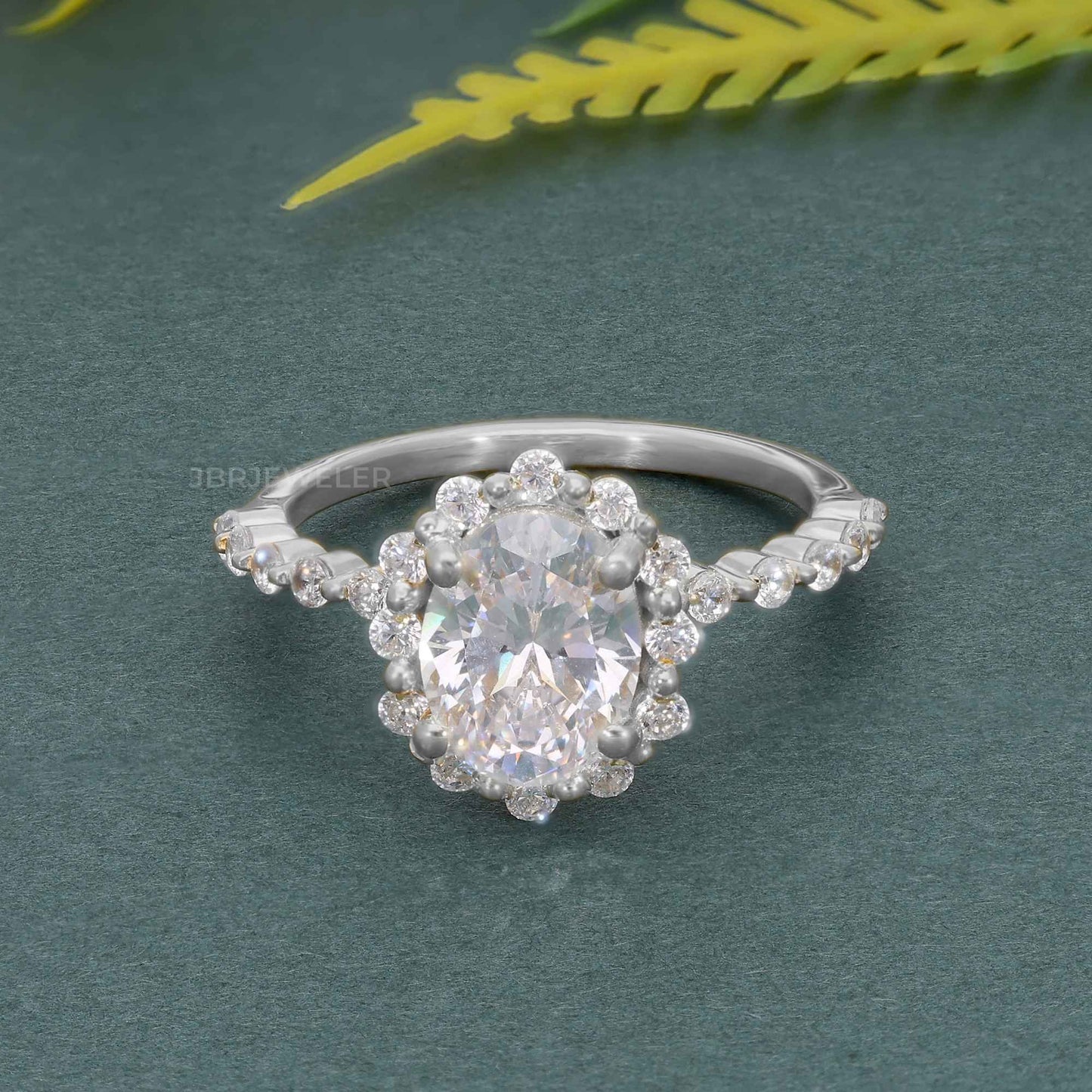 Bague halo de diamants ovales à griffes partagées flottantes cultivées en laboratoire