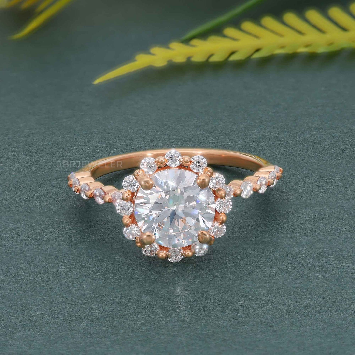 Bague halo de diamants ronds à griffes partagées flottantes cultivées en laboratoire