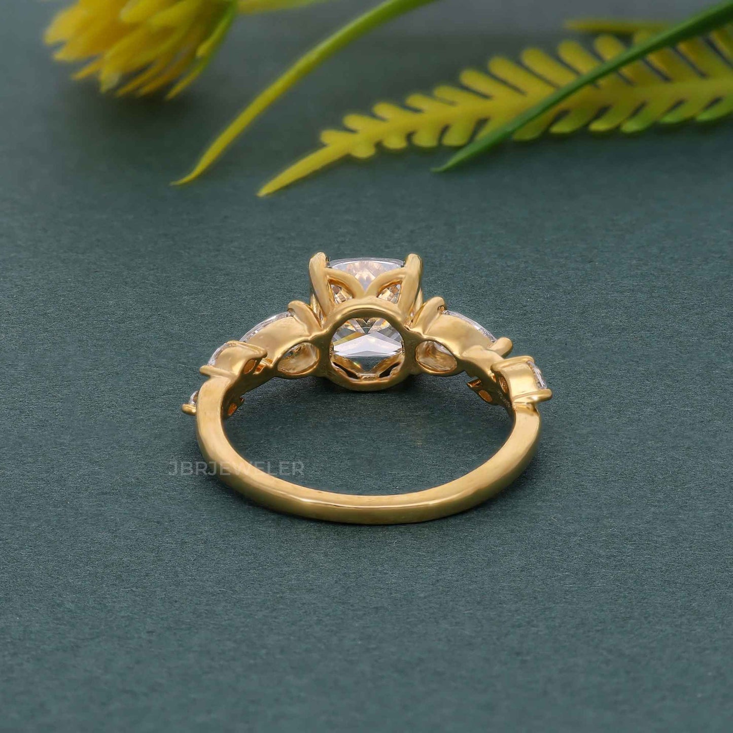 Bague de fiançailles en diamant moissanite taille coussin à trois pierres florales