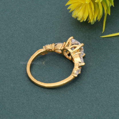 Bague de fiançailles en diamant cultivé en laboratoire à trois pierres florales taille coussin