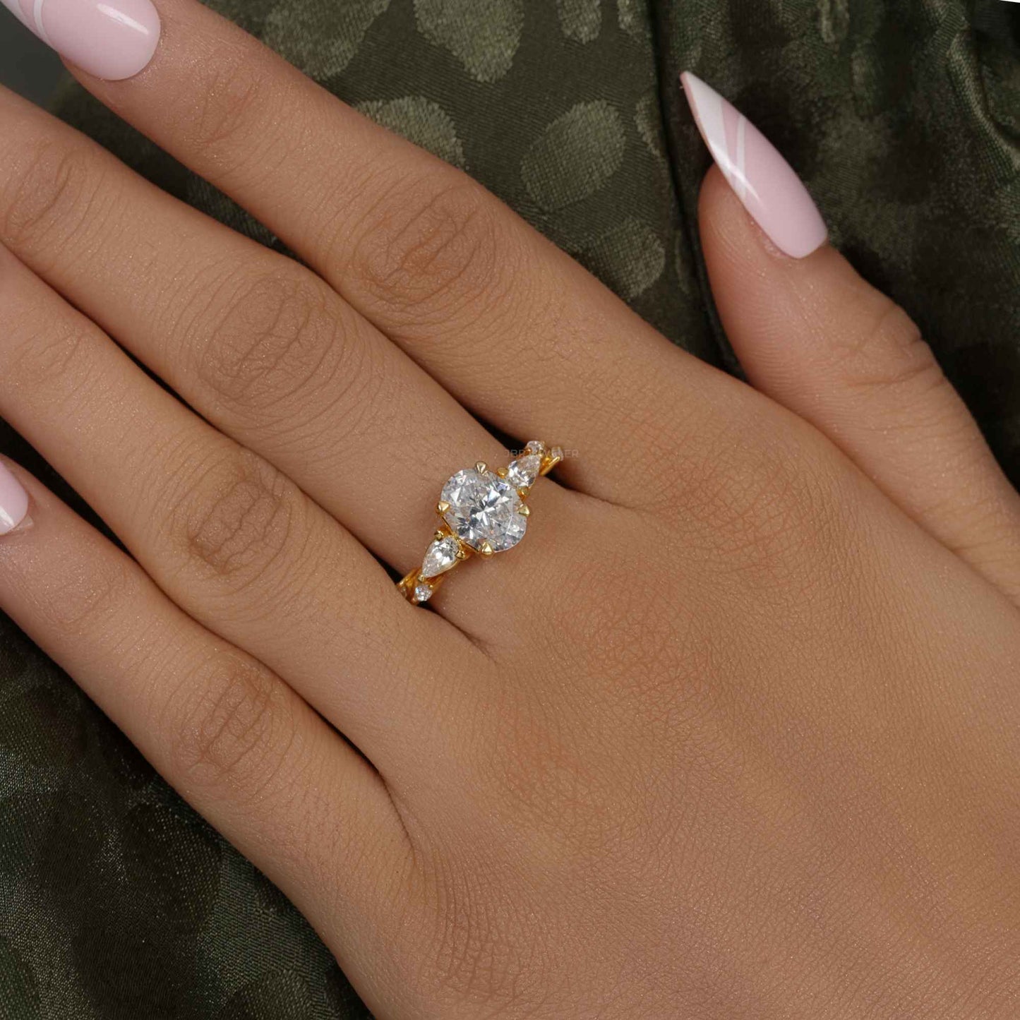 Bague de fiançailles en diamant moissanite ovale à trois pierres florales