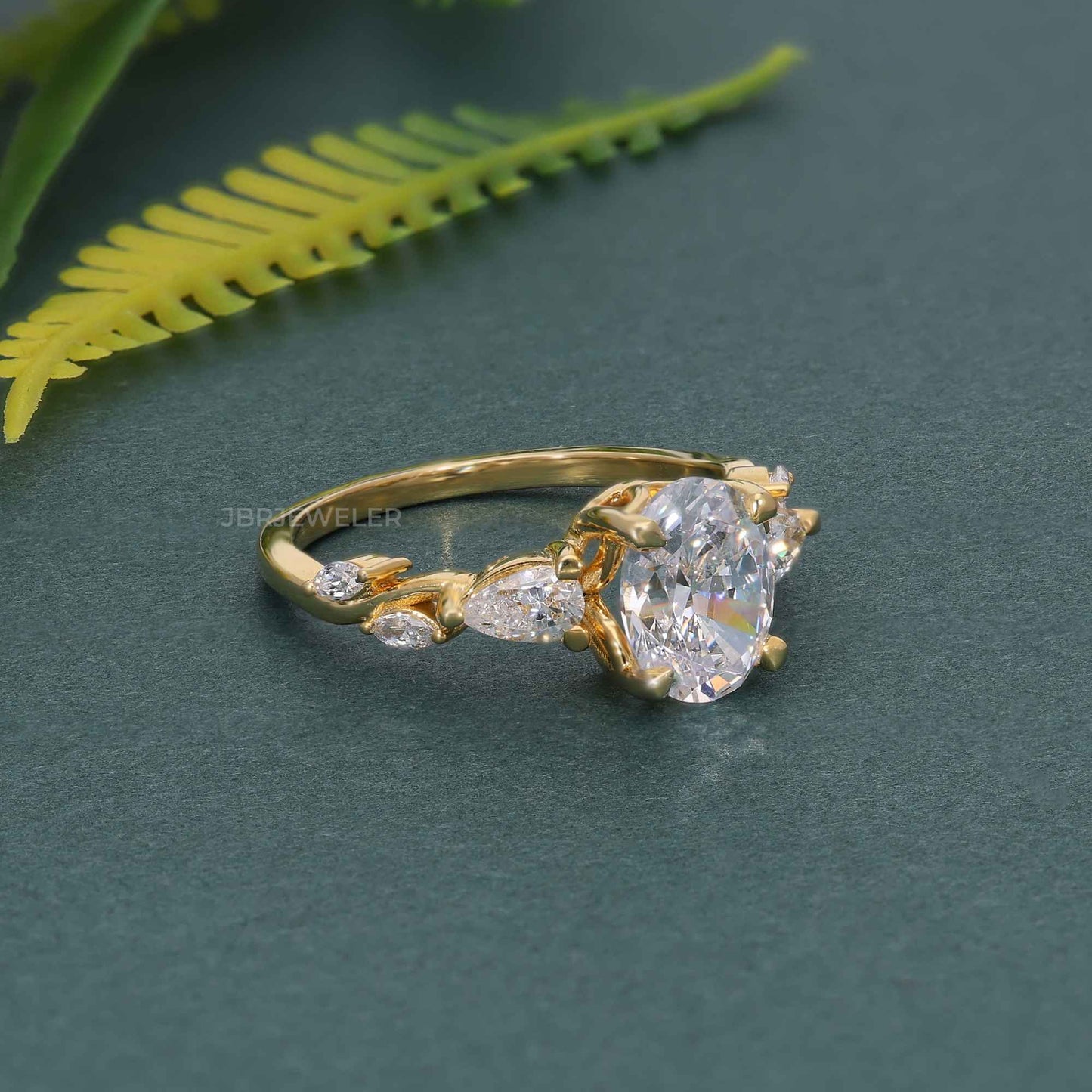 Bague de fiançailles florale à trois pierres ovales avec diamants cultivés en laboratoire