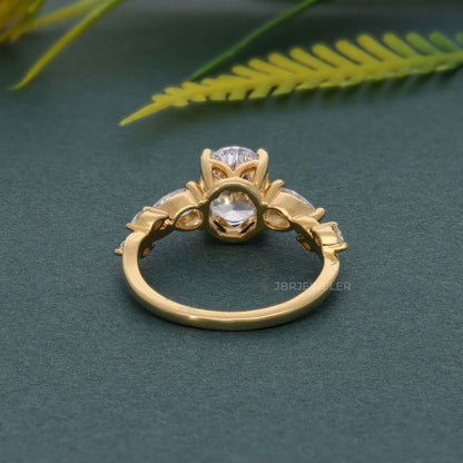 Bague de fiançailles florale à trois pierres ovales avec diamants cultivés en laboratoire