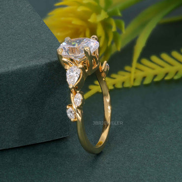 Bague de fiançailles florale à trois pierres ovales avec diamants cultivés en laboratoire