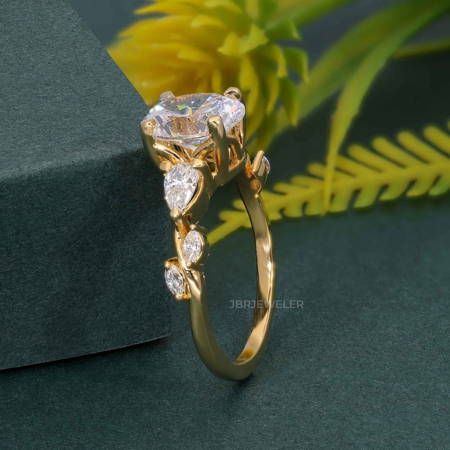 Floraler Verlobungsring mit drei Steinen und ovalem Moissanit-Diamant