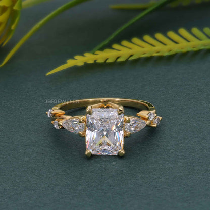 Bague de fiançailles en diamant moissanite taille radiante à trois pierres florales