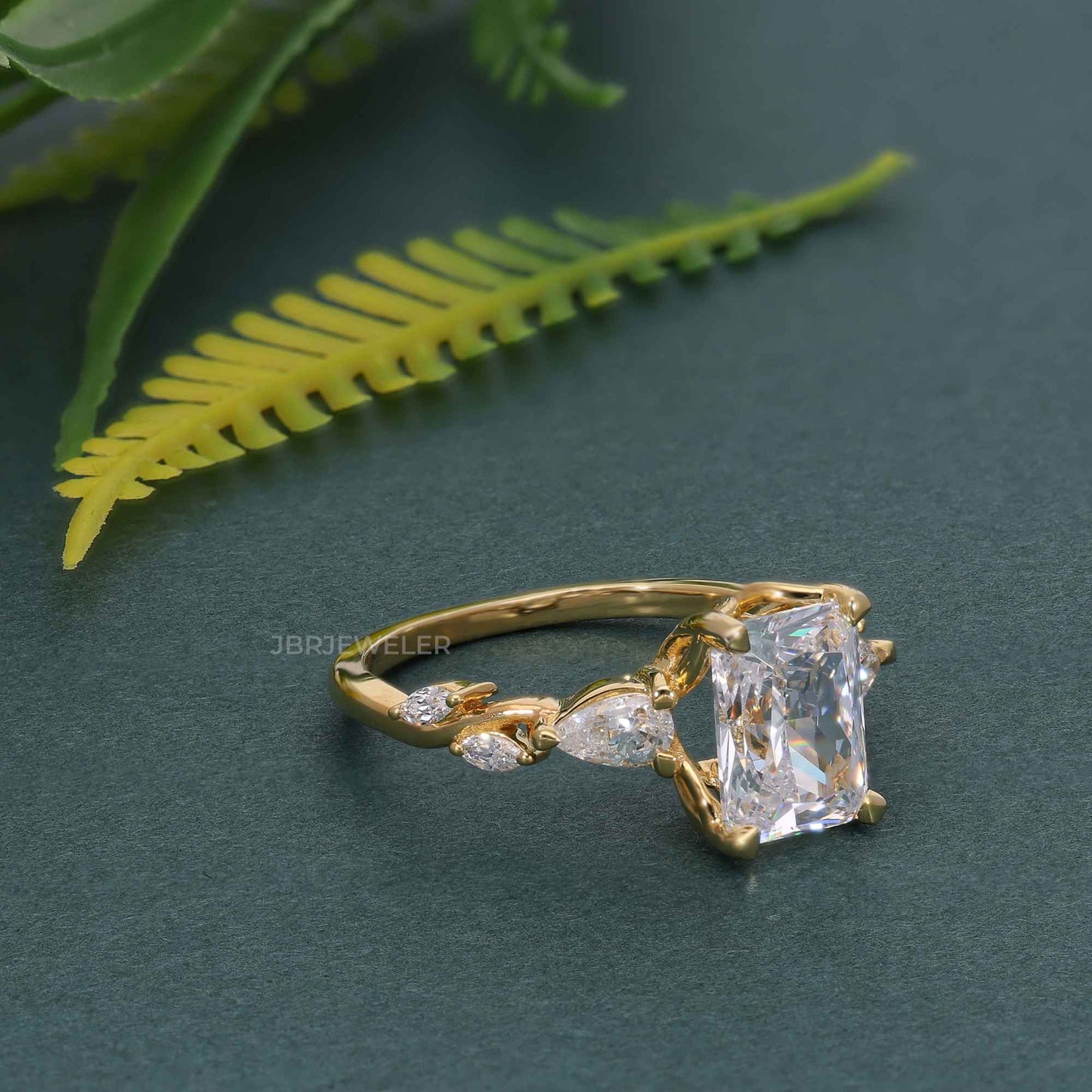 Bague de fiançailles en diamant moissanite taille radiante à trois pierres florales