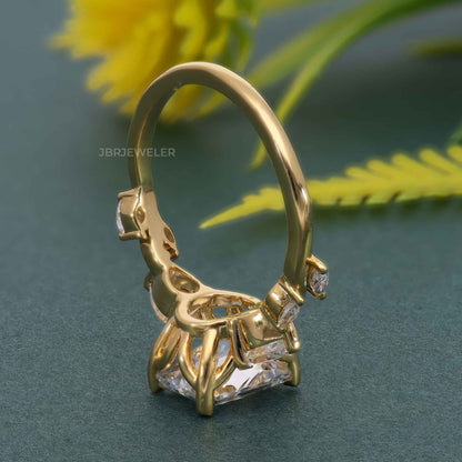 Bague de fiançailles en diamant cultivé en laboratoire à trois pierres florales