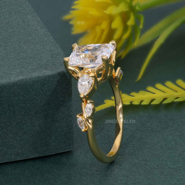 Bague de fiançailles en diamant cultivé en laboratoire à trois pierres florales