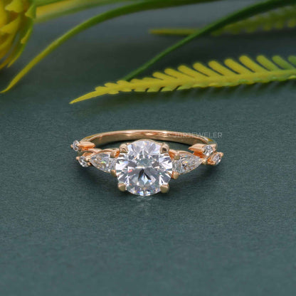 Bague de fiançailles florale à trois pierres rondes avec diamants cultivés en laboratoire