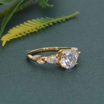 Bague de fiançailles florale à trois pierres rondes avec diamants cultivés en laboratoire