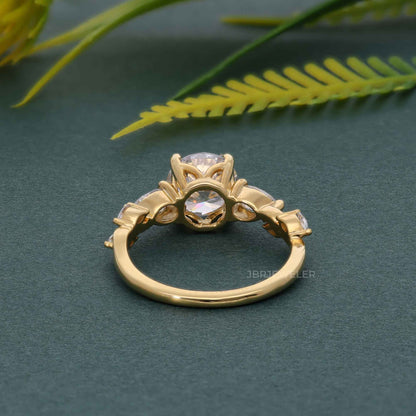 Bague de fiançailles florale à trois pierres rondes avec diamants cultivés en laboratoire