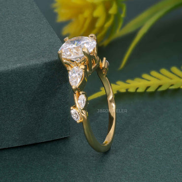 Bague de fiançailles florale à trois pierres rondes avec diamants cultivés en laboratoire