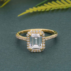 Halo Emerald Lab Grown Diamond-Verlobungsring mit Seitensteinen