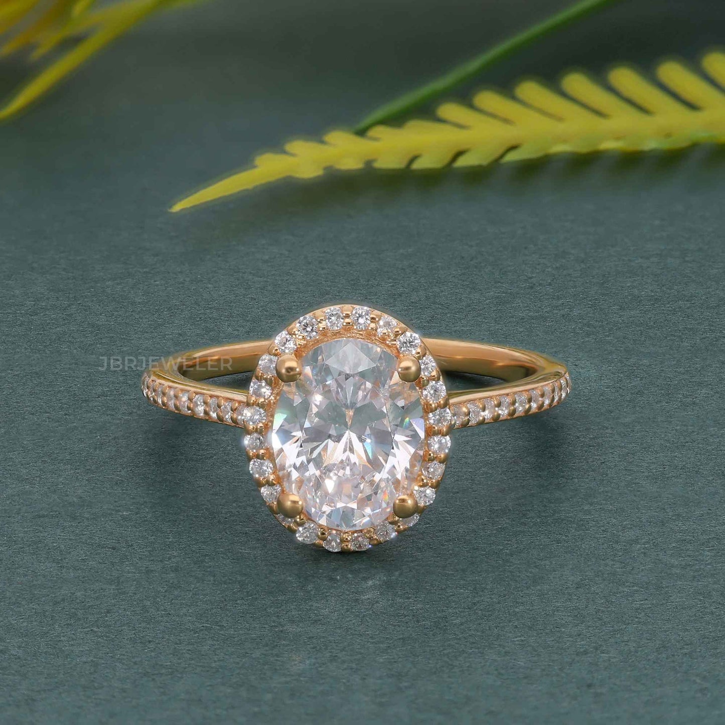 Bague de fiançailles halo ovale en diamant moissanite avec pierres latérales