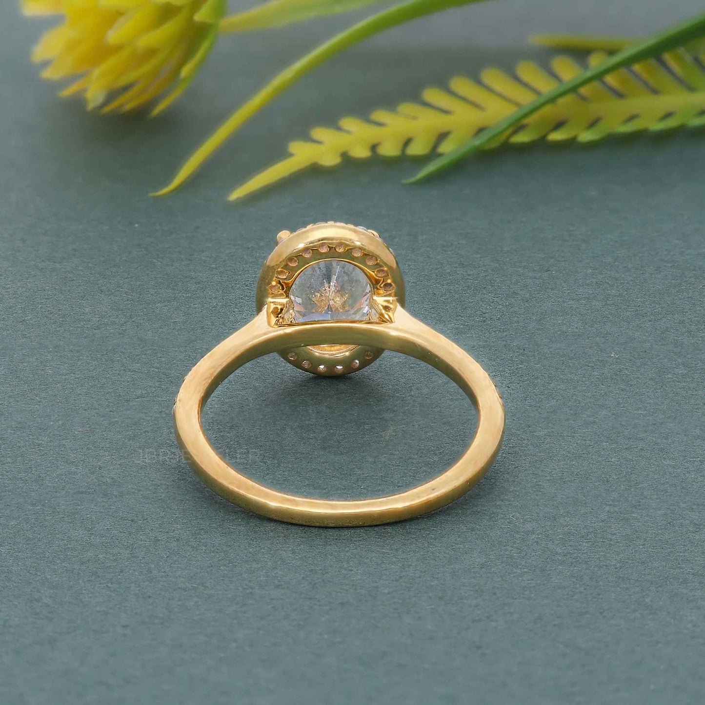 Ovaler Halo-Verlobungsring mit Moissanit-Diamanten und Seitensteinen