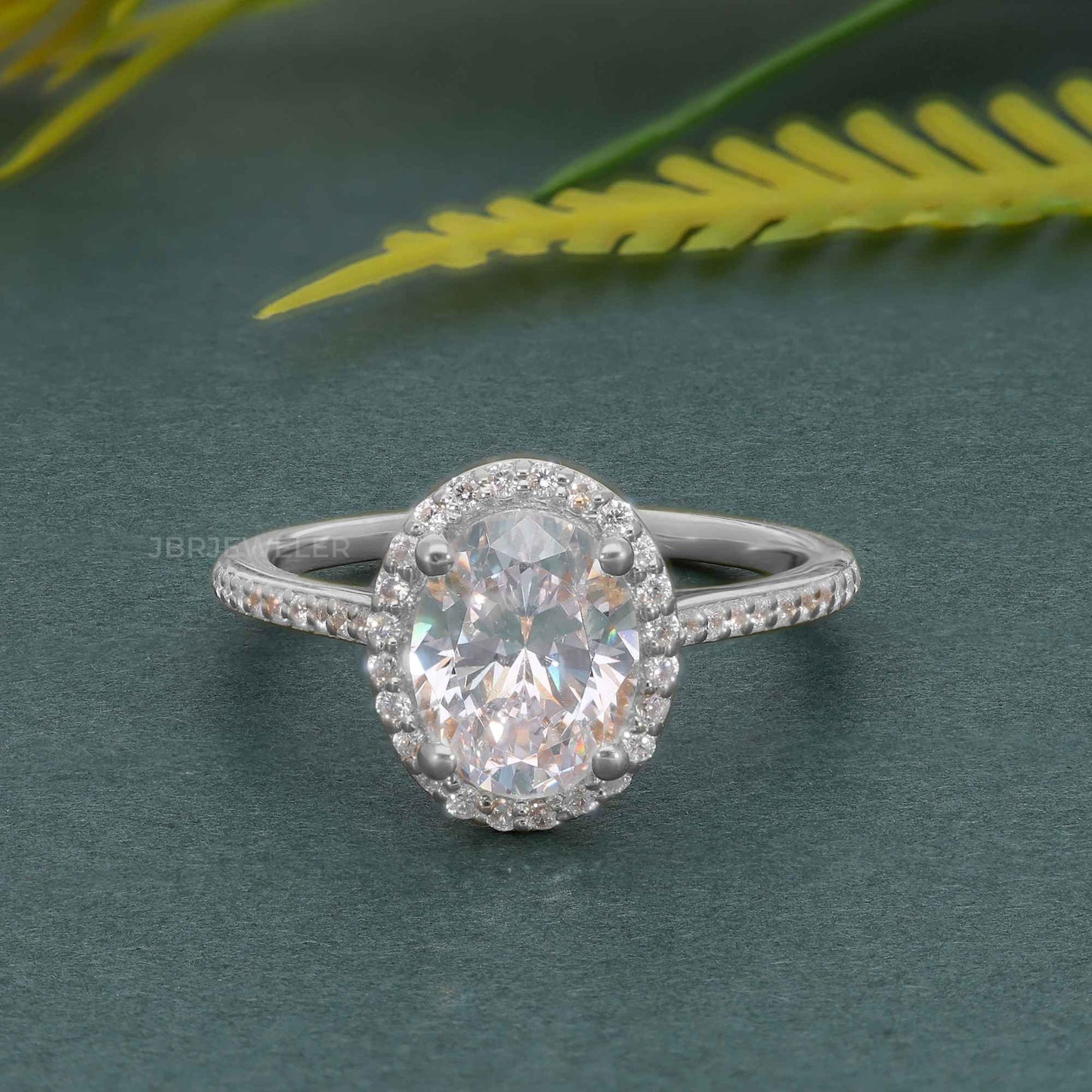 Bague de fiançailles halo ovale en diamant moissanite avec pierres latérales