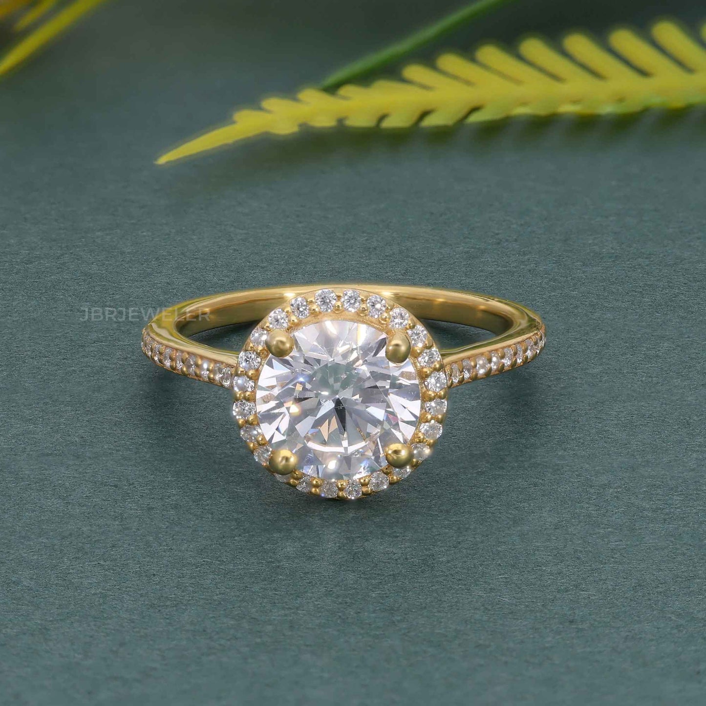 Bague de fiançailles Halo ronde en diamant moissanite avec pierres latérales