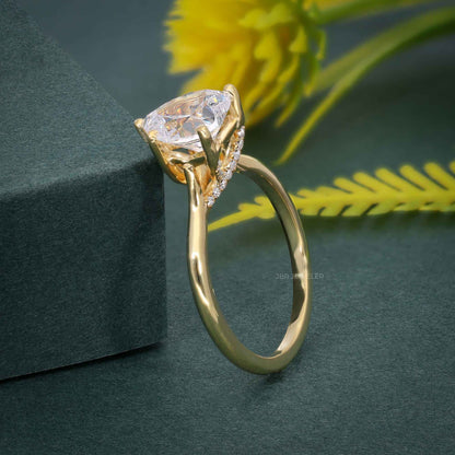 Révéler une bague de fiançailles en diamants cultivés en laboratoire, taille cœur