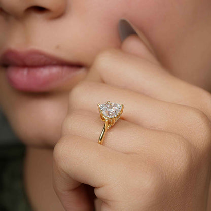 Révéler une bague de fiançailles en diamants cultivés en laboratoire, taille cœur