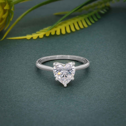 Révéler une bague de fiançailles en diamant moissanite taille cœur