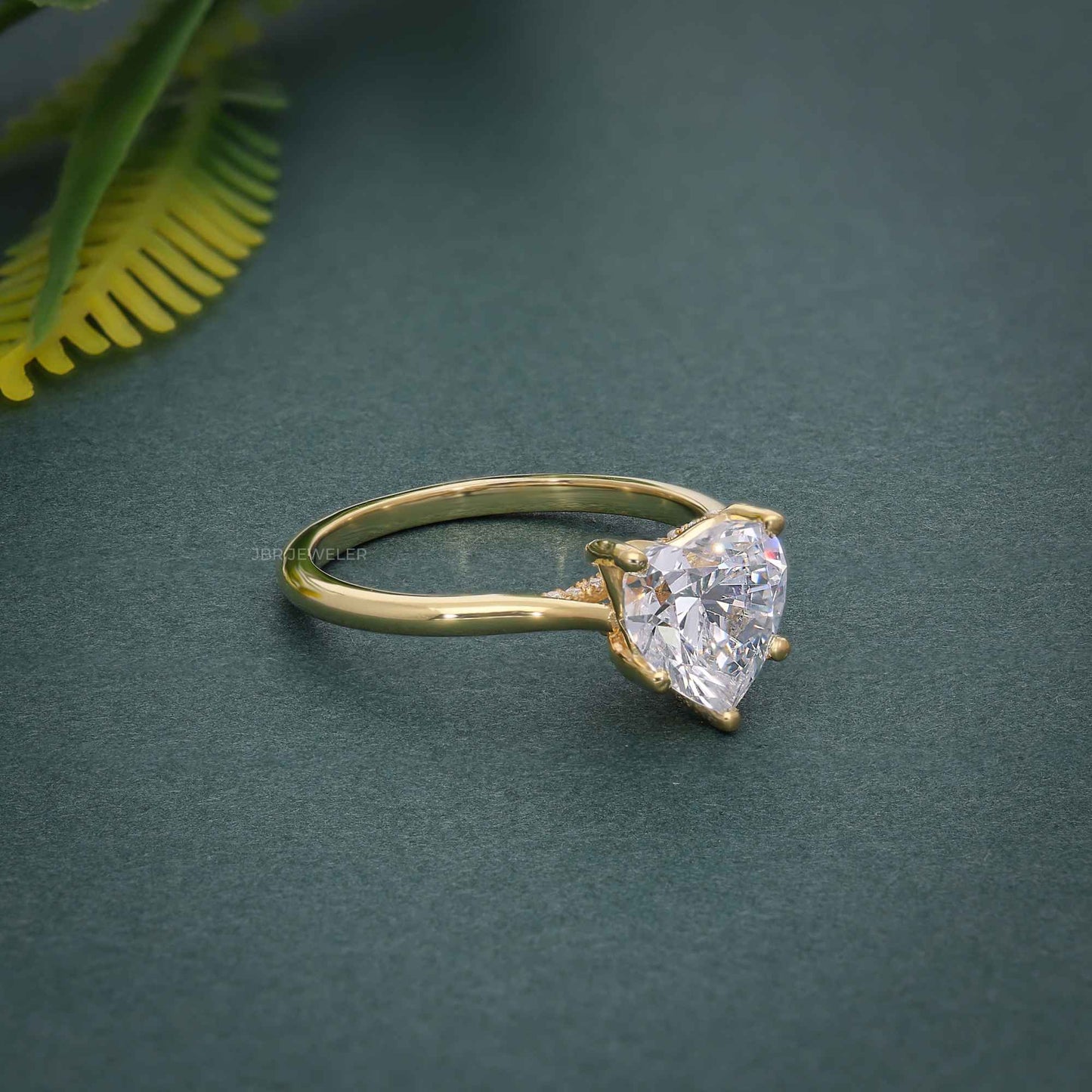 Révéler une bague de fiançailles en diamant moissanite taille cœur