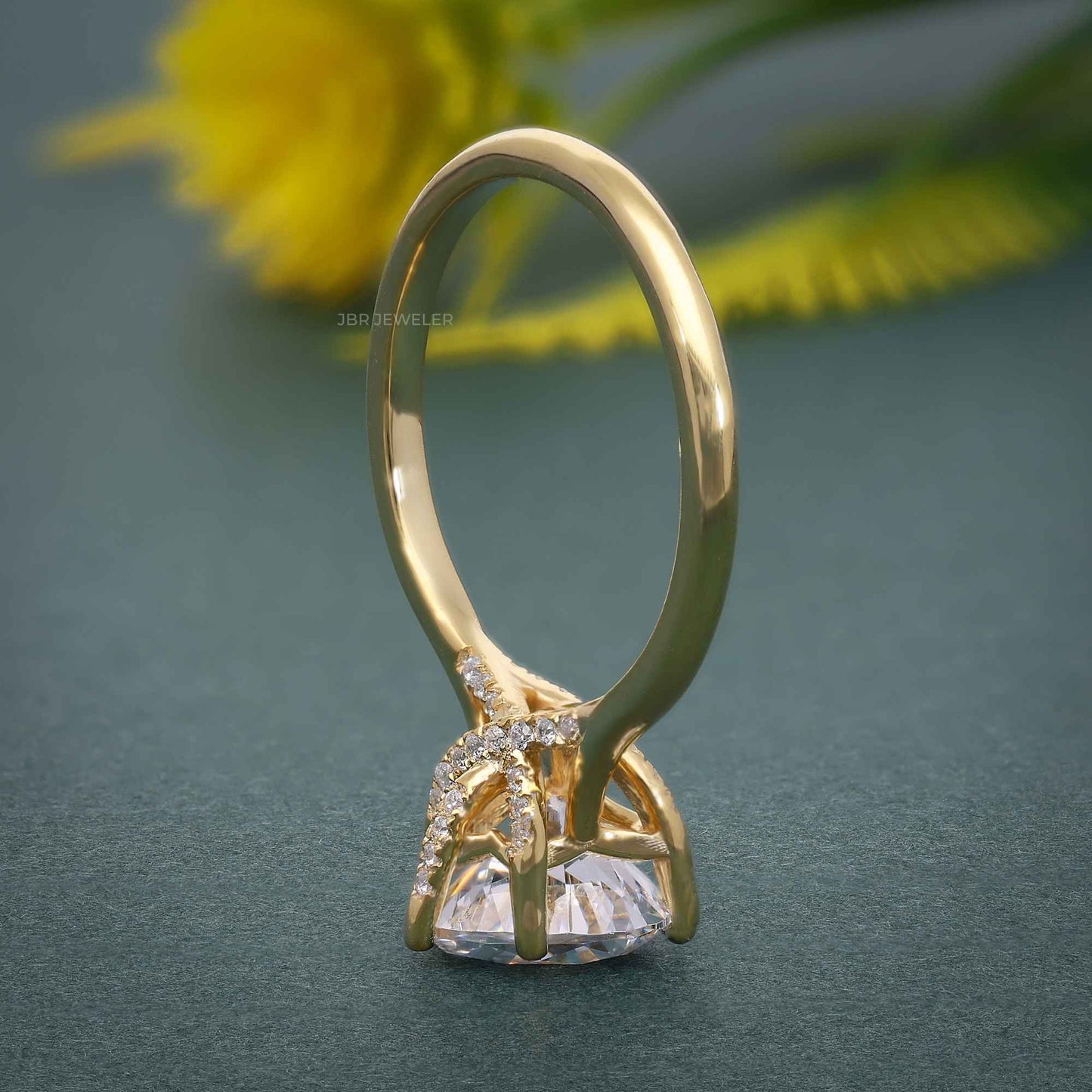 Révéler une bague de fiançailles en diamant moissanite taille cœur