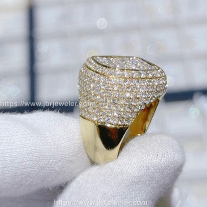 Champion-Ring aus Gold mit rundem Pavé-Besatz und Ice-Out-Effekt