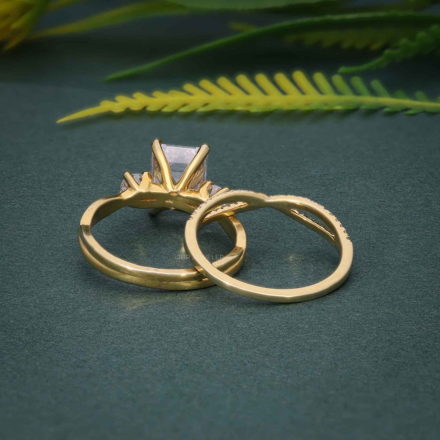 Ensembles d'anneaux de mariage de mariée en diamant cultivé en laboratoire émeraude à trois pierres Infinity