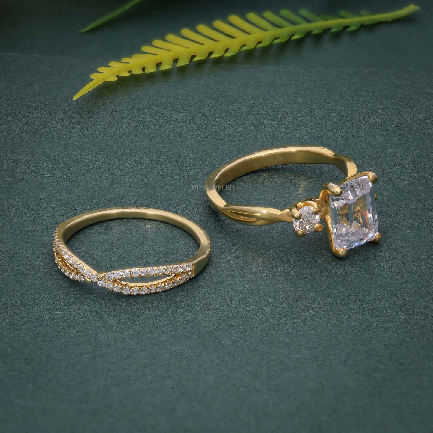 Ensembles d'anneaux de mariage de mariée en diamant cultivé en laboratoire émeraude à trois pierres Infinity