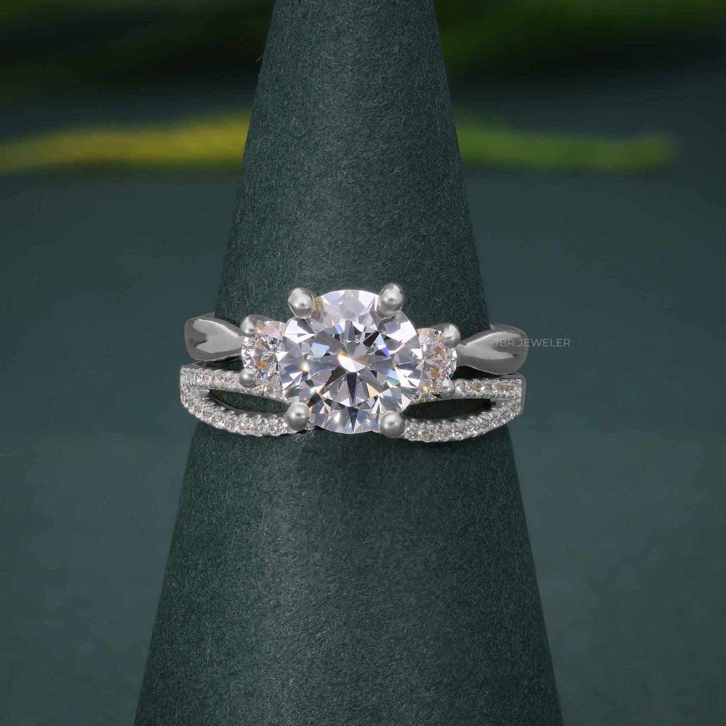 Ensembles de bagues de mariage de mariée en diamant cultivé en laboratoire rond Infinity à trois pierres